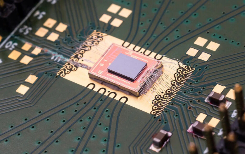 資料來源:imec聯電與imec簽署技術授權協議,藉此推動矽光子晶片生產轉向12吋晶圓的升級計畫。圖為imec的矽光子測試晶片。