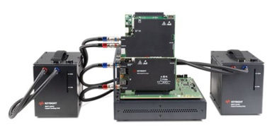 圖1 是德科技P5570A PCIe 6.0協定分析儀在後、練習器在前,兩者固定於底部的測試背板上