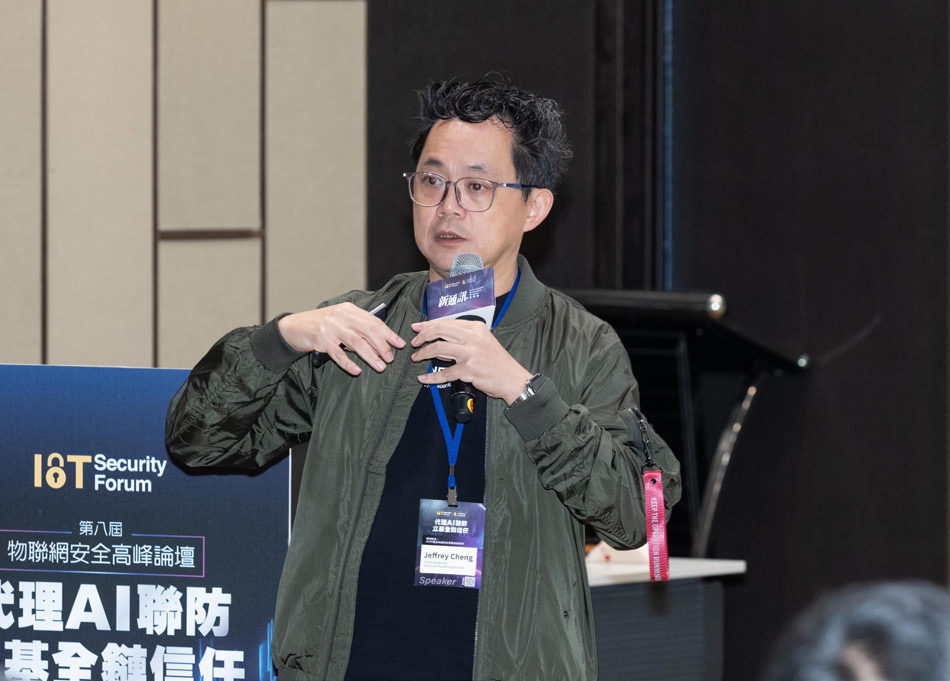 TXOne Networks(睿控網安)技術行銷協理鄭朱弘毅建議,OT場域資安可善用AI與機器學習建立行為基線,結合資產導向風險評估,來強化營運韌性。
