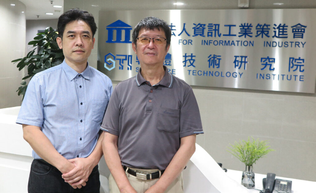 資策會軟體院組長李永台(右)表示,6G在一開始就決定以單一架構為主,架構設計回到明確、單純、可擴張的基礎;資策會軟體院主任吳明儒(左)