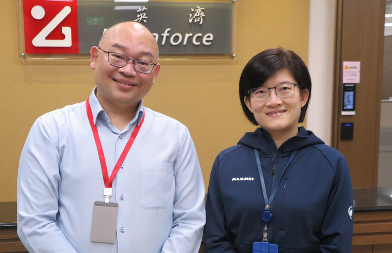 英濟執行長特助徐婉晟(右),英濟光電發展處業務部經理林啟舜(左)